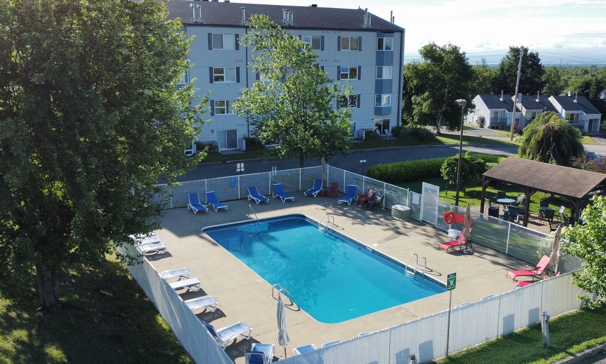 Saint Ferreol les Neiges Apartment | The Stylish| Mont St-Anne | Pool & Sauna | AC | Smart TV with channels