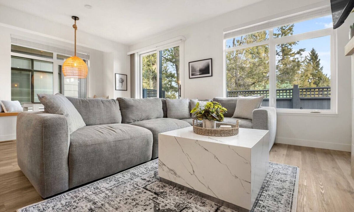 Invermere House | The Silver Fox | Private Hot Tub | Walk to Beach