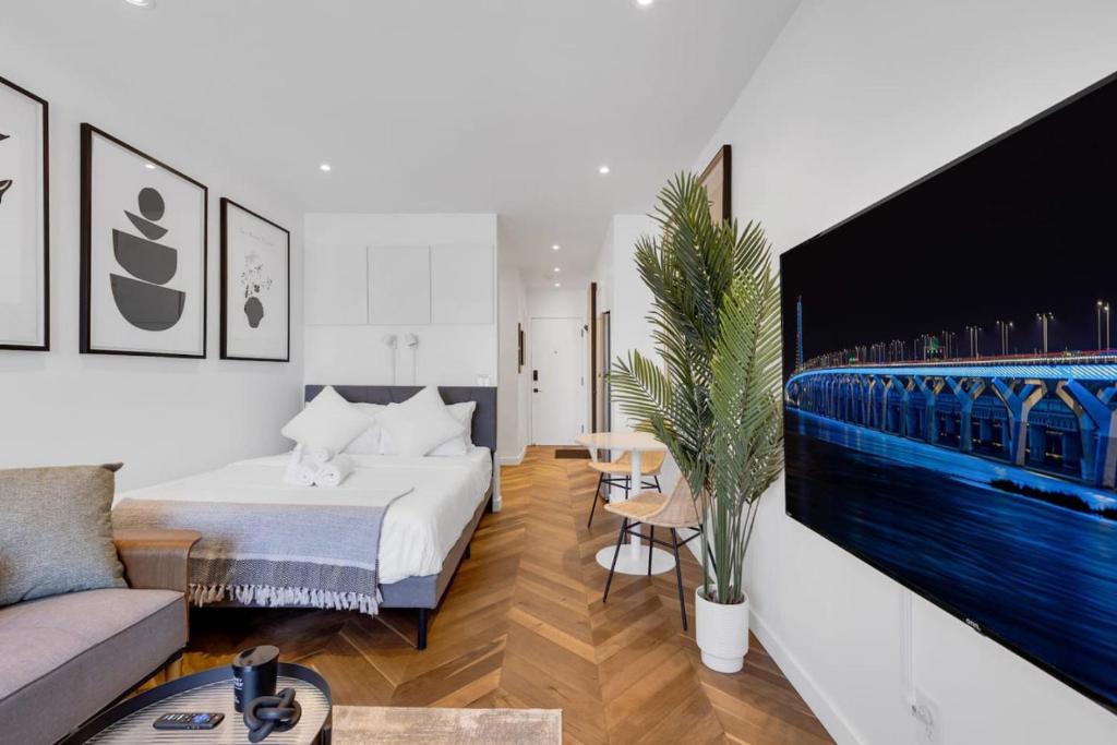 Milton Park Apartment | The Speakeasy Suite 502 With Parking