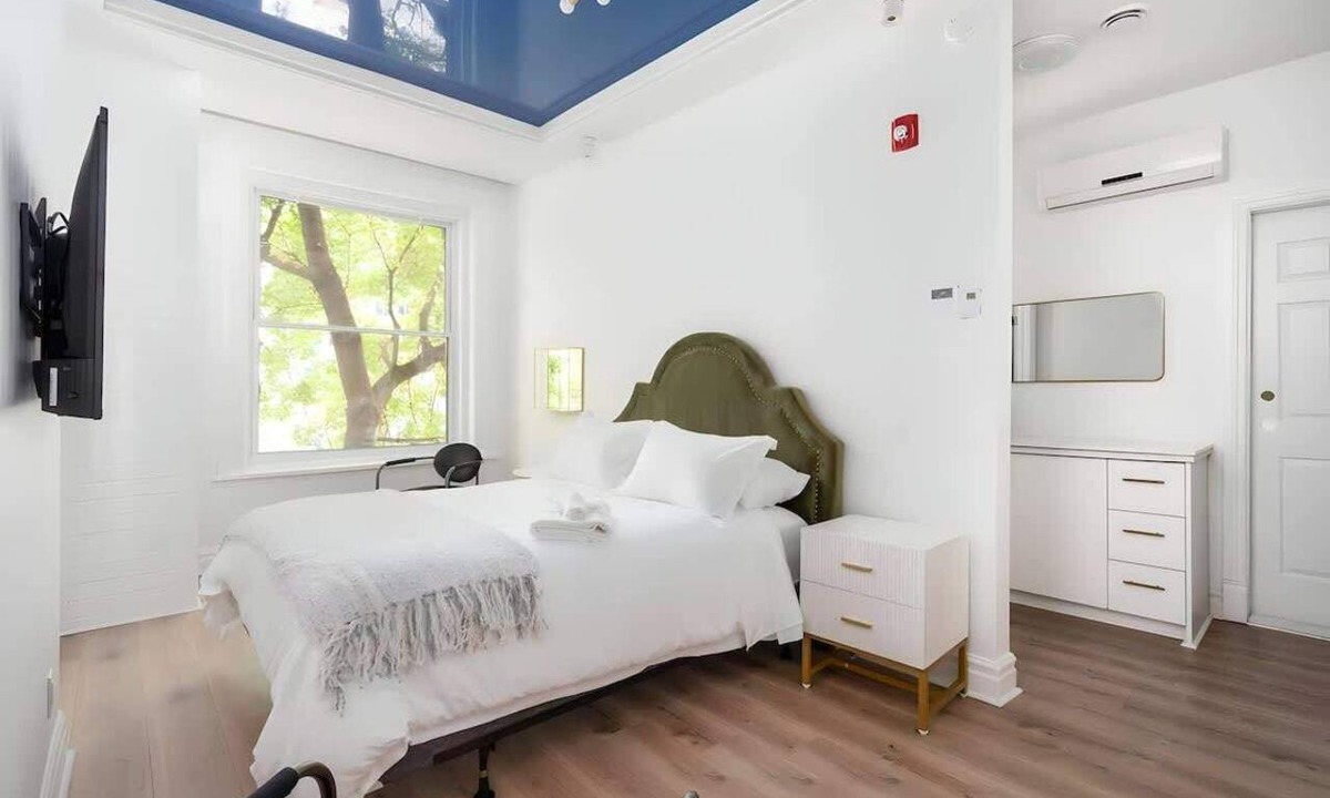 Golden Square Mile Apartment | The Suites | Downtown Montreal : Private Entrance