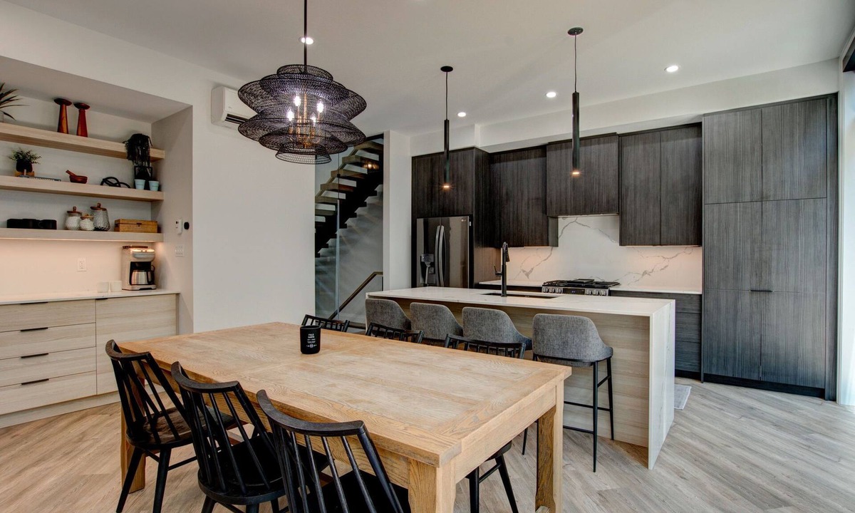 Grand Bend Cottage | The White Walrus Grand Bend 6 BR HOT TUB close to the beach!