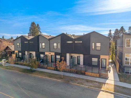 Capitol Hill House | Three Sisters Villas - 9BD 6BA - 7 mins DT - 20 ppl