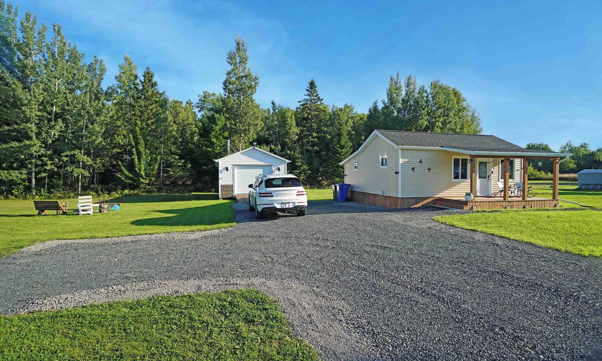 Gloucester County House | Tiny Home| Full Kitchen | Sleeps 4 + Work Desk. Relax, explore Acadian Peninsula