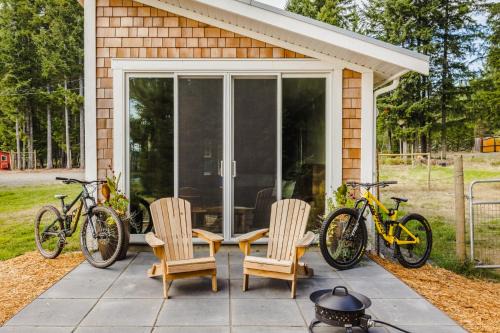 Black Creek Villa | Tiny house & Sauna on Lakefront Farm Oasis