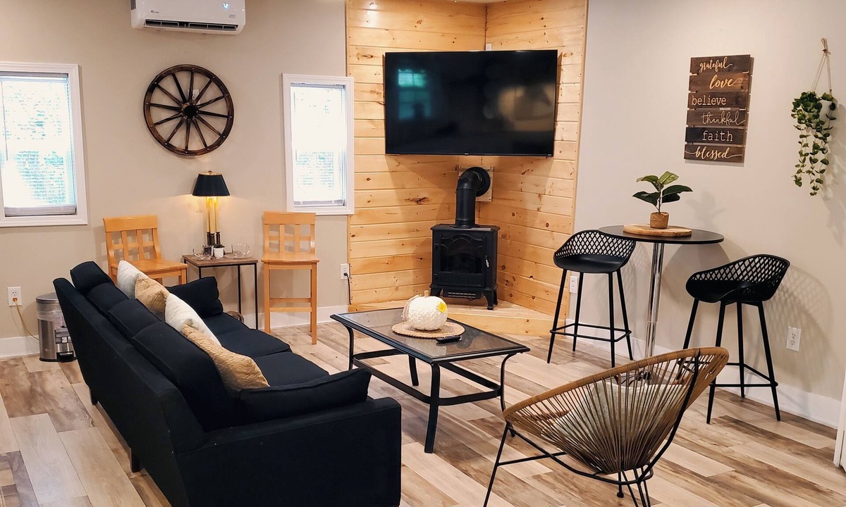 Comfort Apartment | Tiny house studio in woods, accommodates 4 people total!