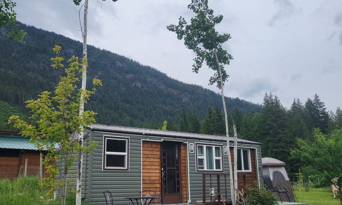 Nakusp House | Tiny House with stunning mountain views, a 5 min forest trail to Arrow lake