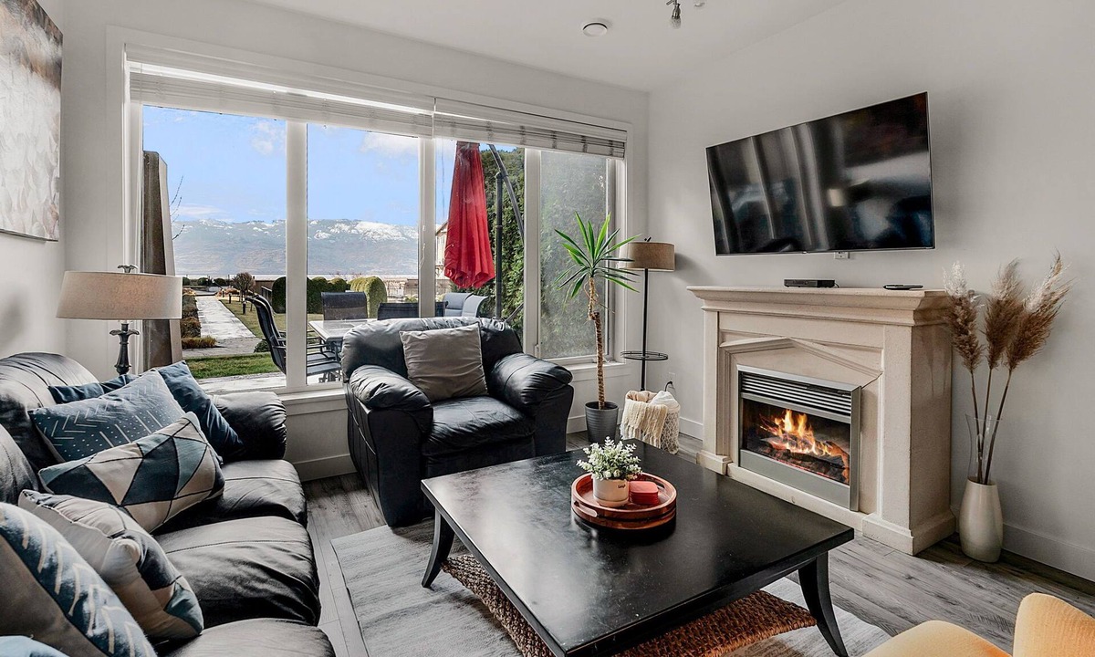 Westbank House | Townhouse at Lakefront Resort. Pool, Hot tub, Private Beach, King bed