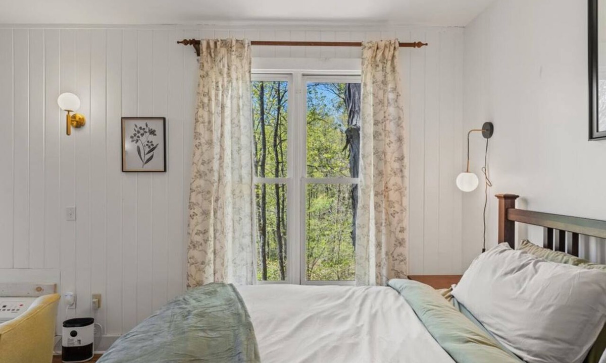 Townsend Hotel | Tranquil Corner Room - Peaceful Lodge Retreat