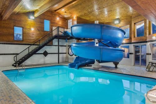 Golden Hotel | Travelodge by Wyndham Golden Sportsman Lodge