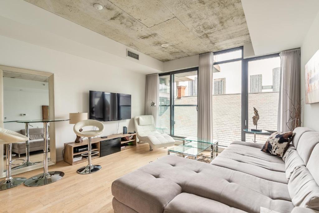 Fashion District Apartment | Trendy and Upscale 1BR Loft - King West