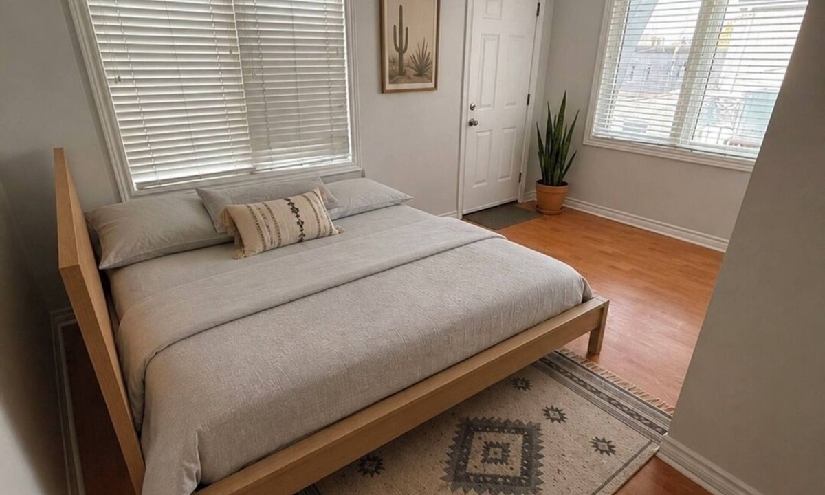 Beaconsfield Village Apartment | Trendy Apartement On Ossington Avenue