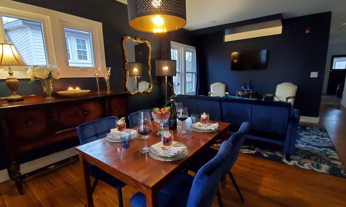 Niagara Falls Apartment | Trendy Apartment, Steps to Niagara Falls, Free Parking, Walk to Attractions!