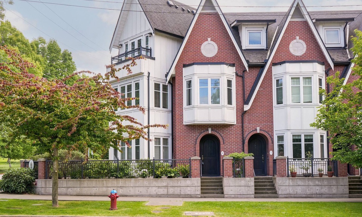 James Bay House | Triple Tiered Townhouse-1800 sq ft Corner Brownstone by Beacon Hill Park & Royal Museum