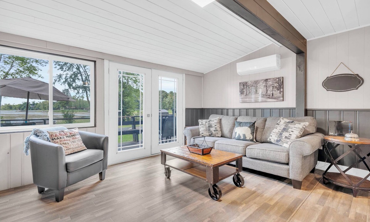 Centre Hastings Cottage | Two Lakefront Cottages with Firepits & Large Dock