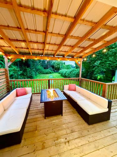 Aldergrove House | Ultimate Oasis-Waterpark, MAJOR INTERNATIONAL SPORTING EVENT!, Zoo & Huge Yard