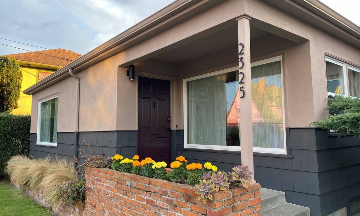 Eureka Apartment | Unique Mid-Century Studio