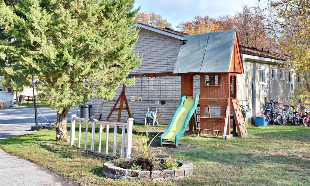 Wasaga Beach Cabin | Unit 11 Retreat | Near Beach | Fire Pit & BBQ