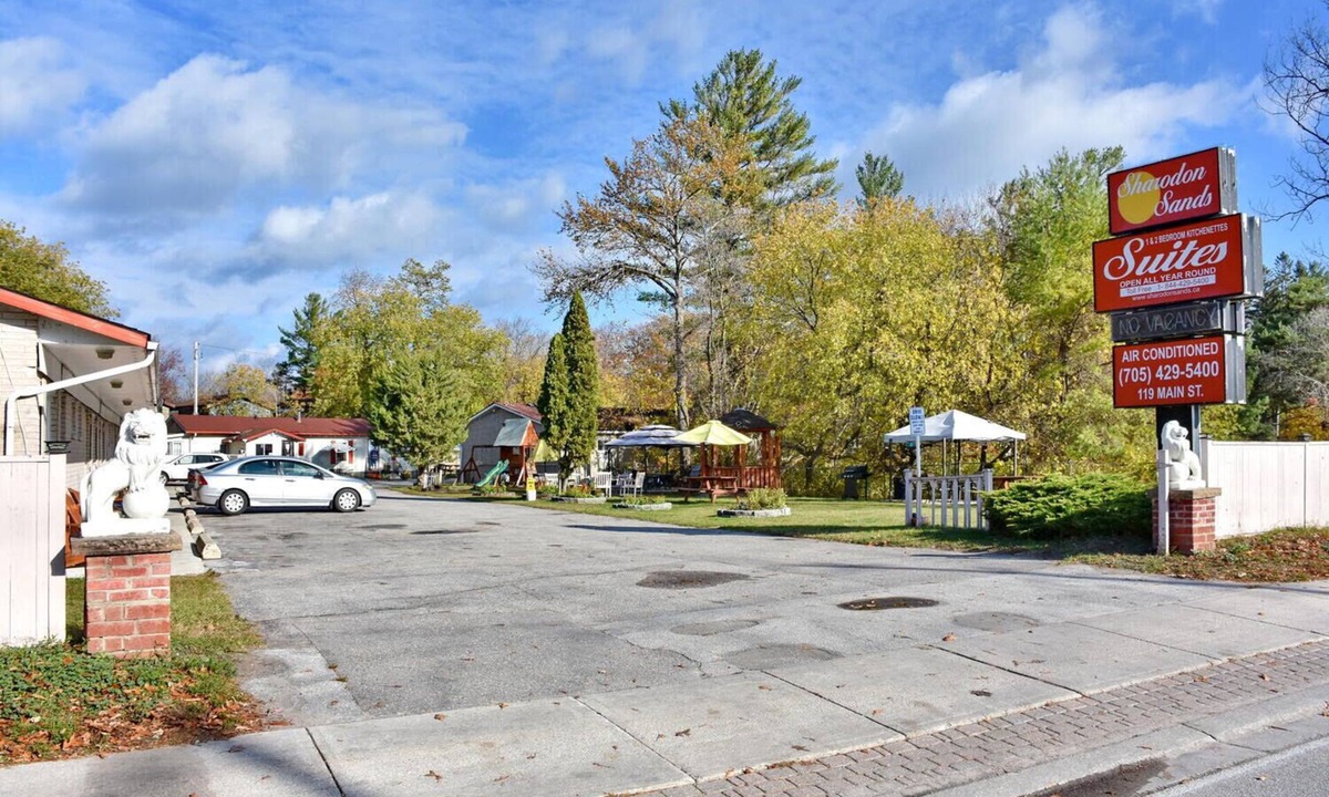 Wasaga Beach Cabin | Unit 8 1BR Beach Suite 5-Min Walk to Beach BBQ Parking