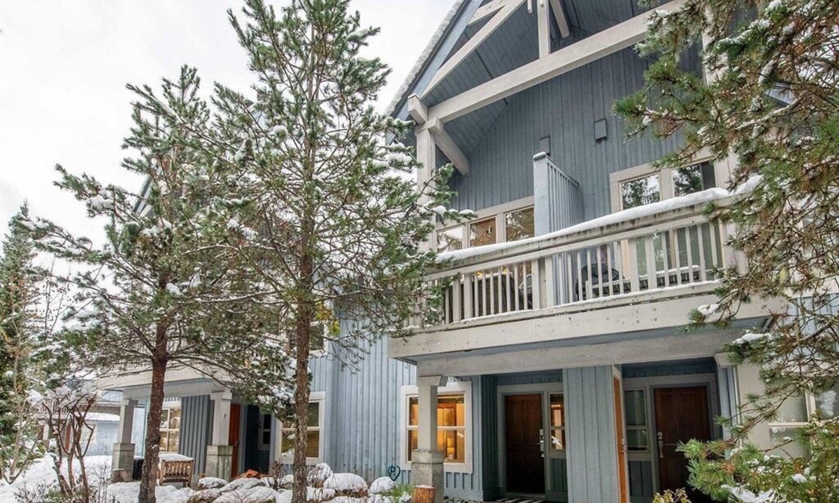 Blackcomb House | Updated Ski In 3-bedroom townhome in Whistler