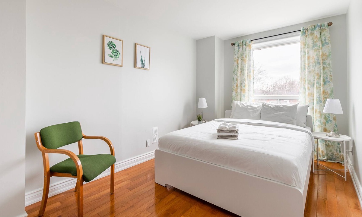 Little Italy Apartment | Upscale 2BR Condo - Heart Of Trinity Bellwoods!