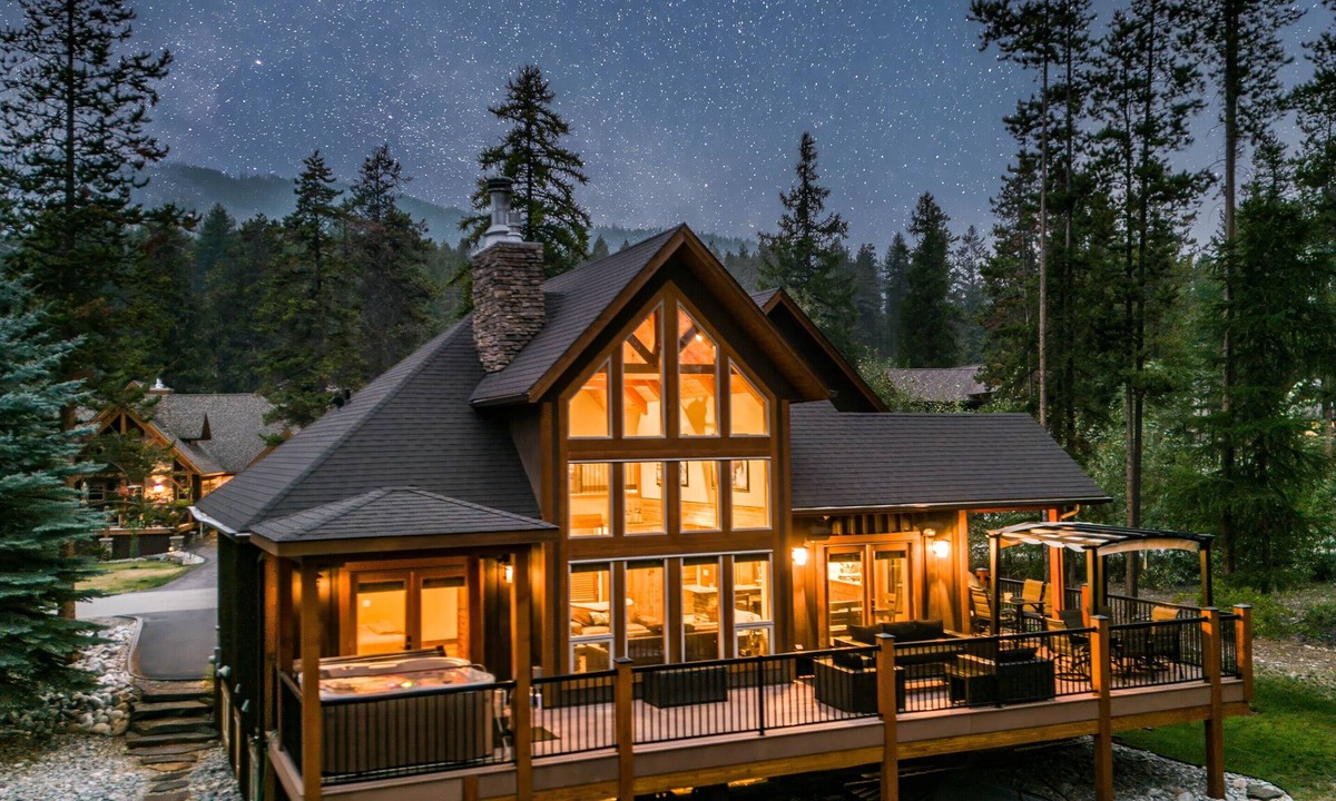 East Kootenay House | Upscale 4BR mountain retreat with private hot tub, AC, and Mountain Club access.