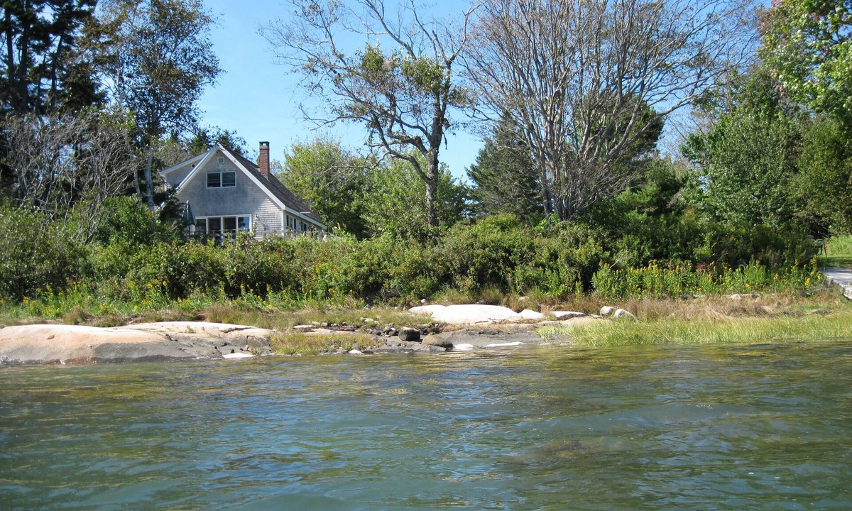 Spruce Head House | Upscale Charming Chalet Style Cottage