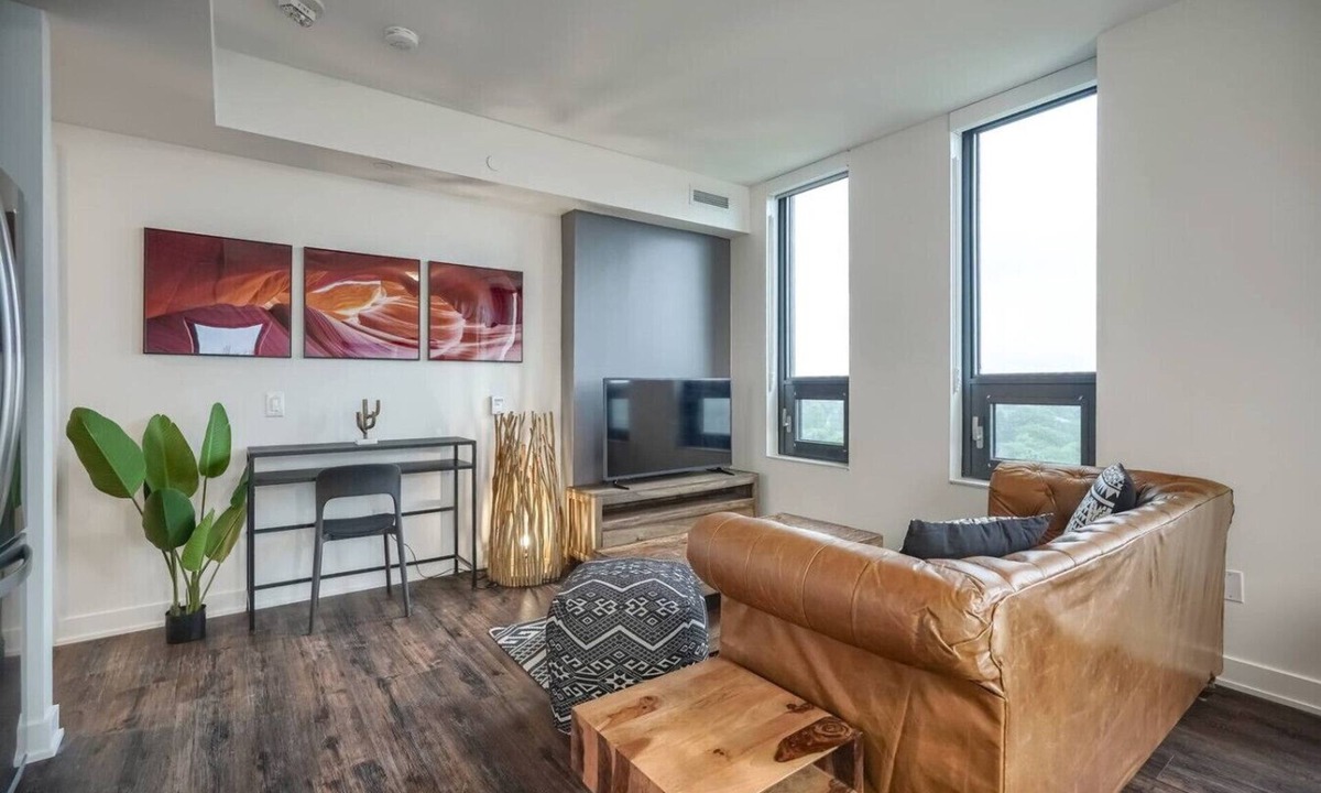 Mississauga Apartment | Urban 3BR with Lovely Views, Near Square One Mall