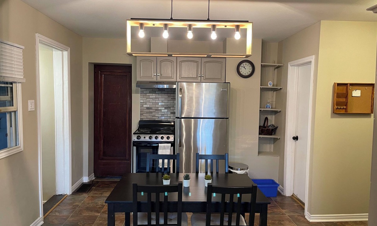 Niagara Falls House | Urban Cottage 1BR Mins Away Clifton Hill, Niagara