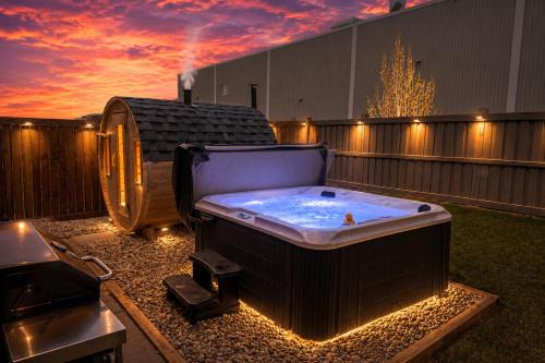 Southwest Edmonton House | Urban Utopia - Hot Tub - Barrel Sauna - BBQ - Firetable - AC