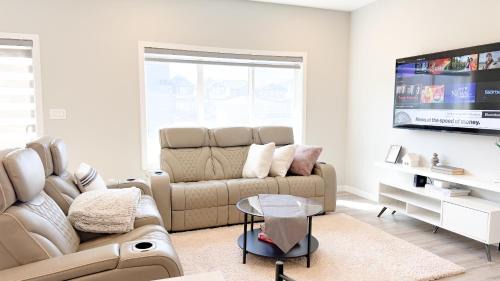 Northeast Edmonton House | Vacation rental home -1min to highway