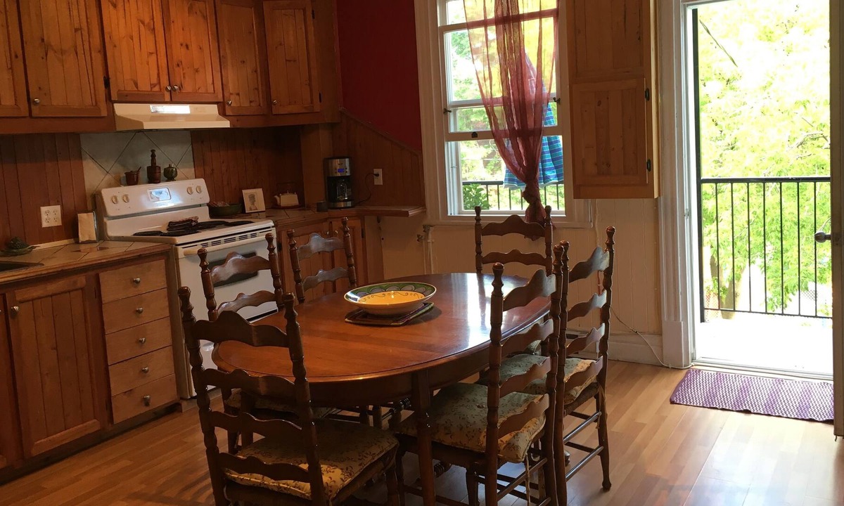 Vieux-Limoilou Apartment | VAST AND BRIGHT IN THE HEART OF QUEBEC * offers stays of 32 days *