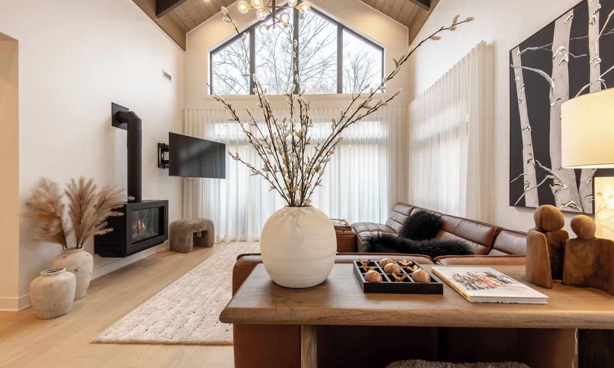 Mont-Tremblant Condo | Verbier L'Ours | Ski Mountain View | Shuttle/Spa & Pool Access | Covered Parking & EV Charger