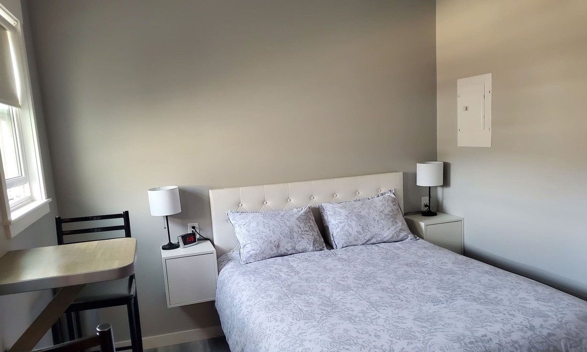 Merritt House | Very Nice, Super Clean, Downtown Hotel Room & Kitchenette