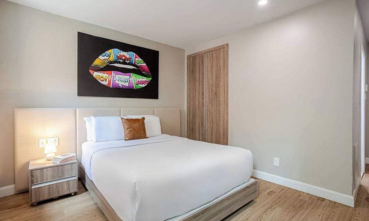 Gay Village Hotel | Vibe Queen – Central Montreal