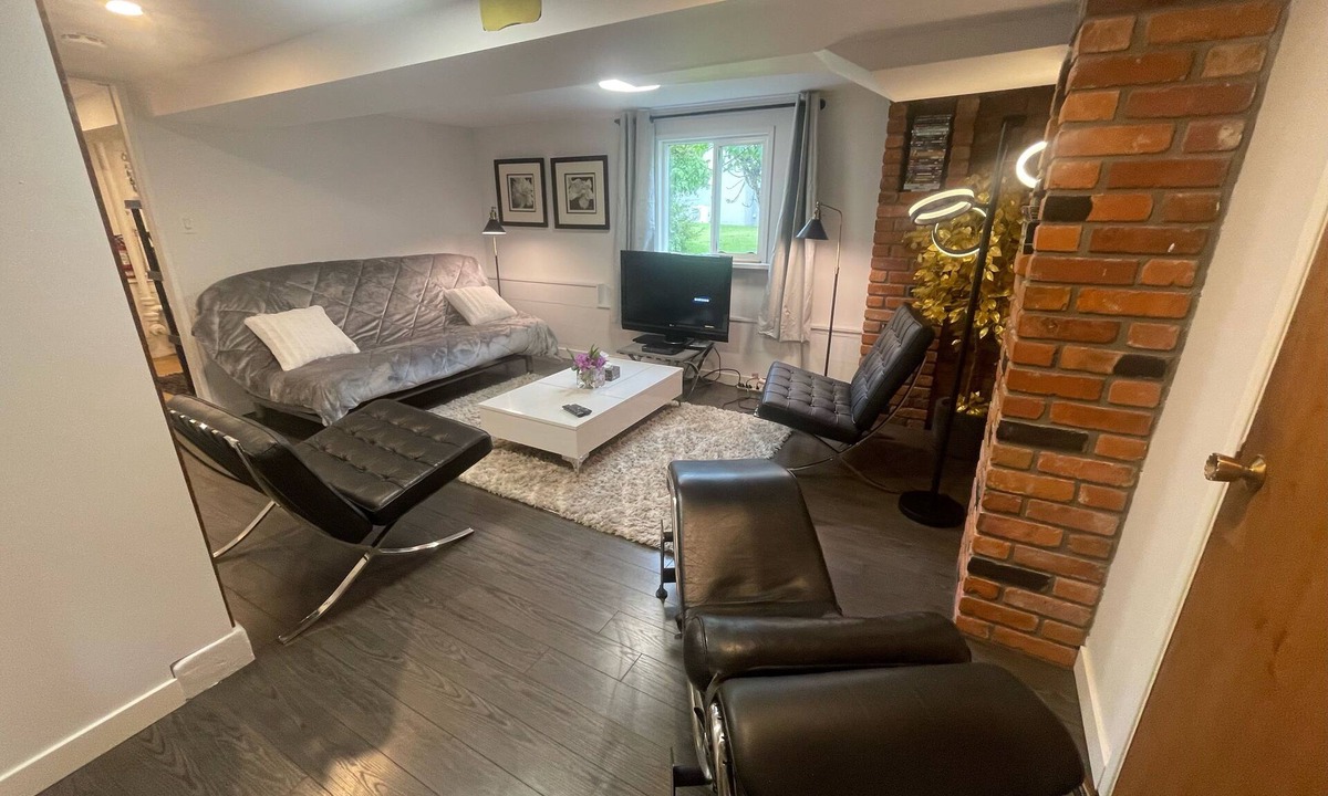 Saanich East House | Victoria (UVIC Saanich) 1+2nd bdrm (conversion option) Den + Pets; Min 90 days