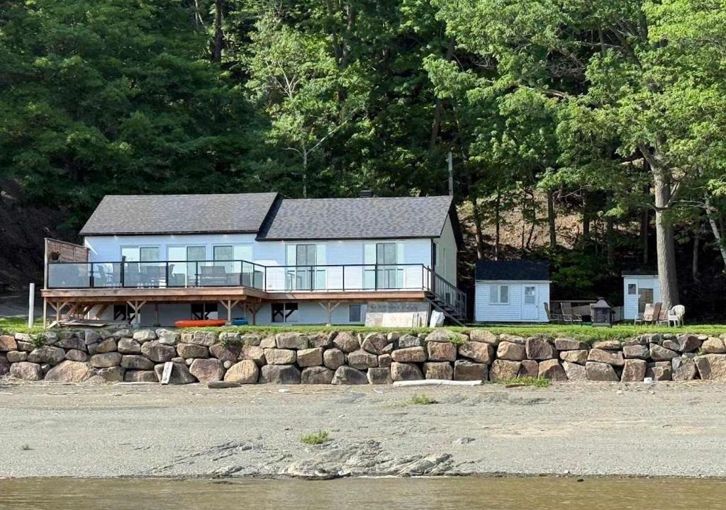 Saint-Laurent-de-l'ile d'Orleans Ski Chalet | View Spa and St-Lawrence River - The DG Chalet