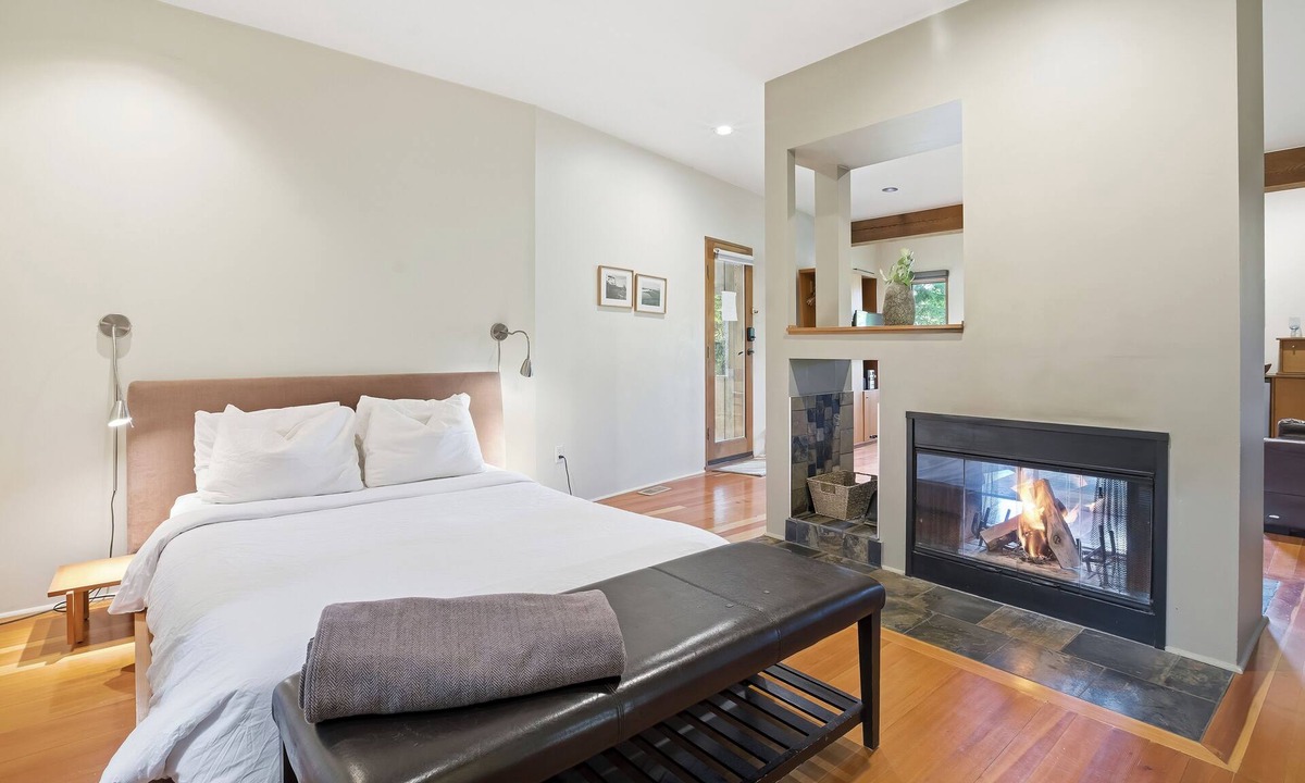 Ucluelet Apartment | Views of Spring Cove! Spring Cove Shelter | Hyphocus Inn