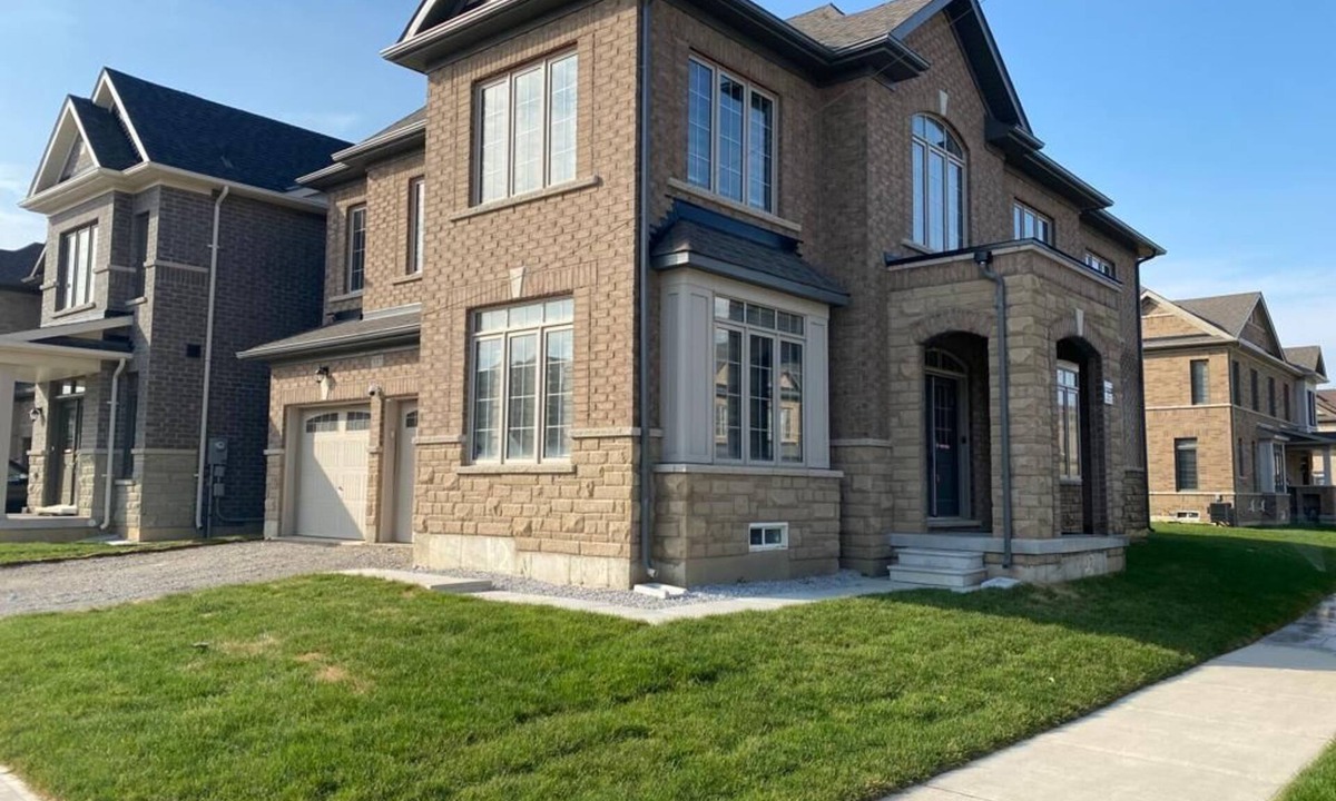 Mount Pleasant House | VRBO 6 Queen Beds in 6 Bedrooms with 3 Bedrooms Having Attached Bath