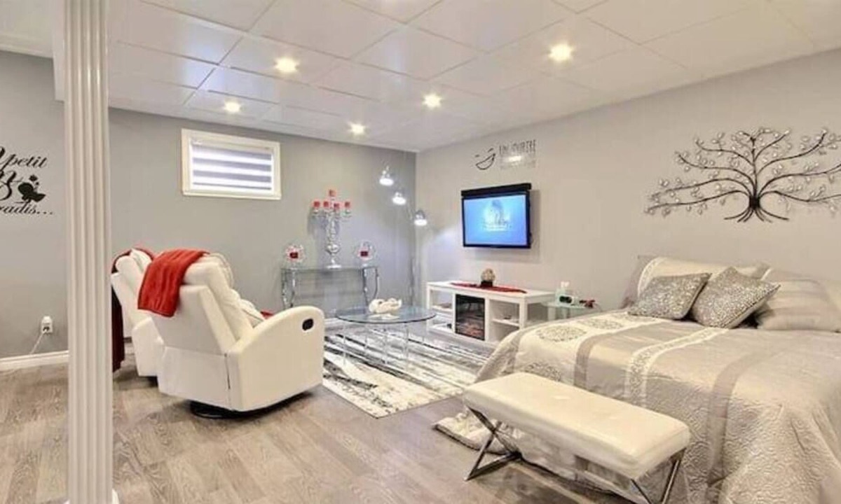 La Haute-Saint-Charles Apartment | Vrbo Property