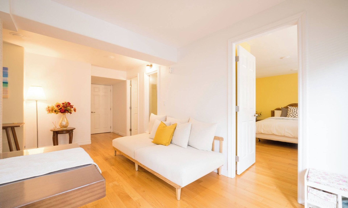 Surrey House | Walkout Garden Suite Near White Rock