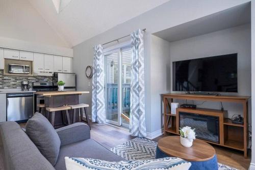 Craigleith Apartment | Wanderer Way Loft Ski-In Ski-Out - Pool & Hot Tub