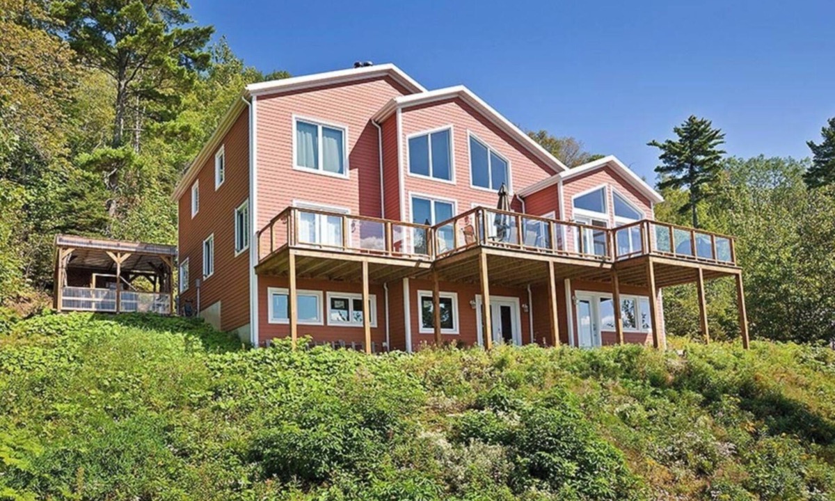 Baie-St-Paul House | Warm and modern residence ideally located