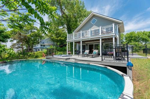 Crystal Beach House | Waterfront Cottage w Pool Beach Access