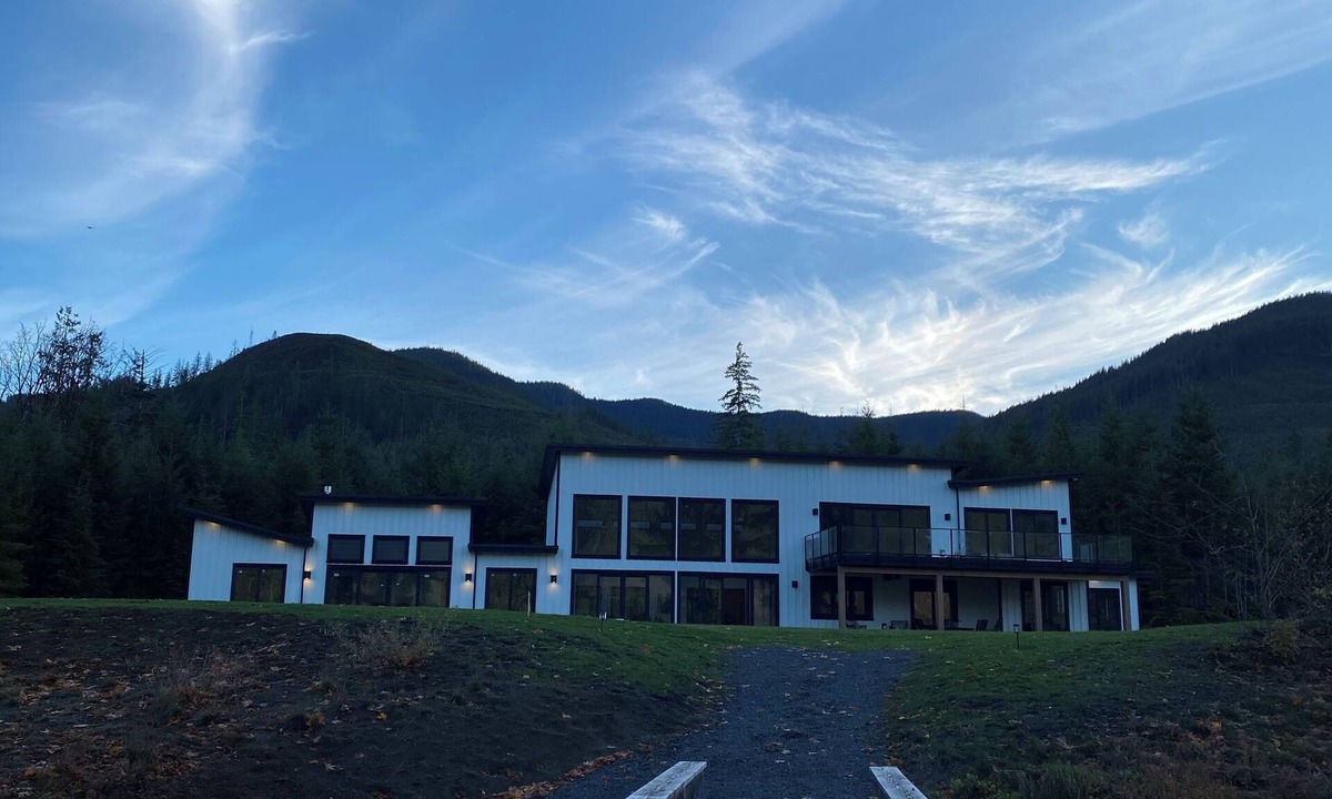 Lake Cowichan House | Waterfront House on Lake Cowichan with beach and dock