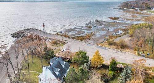 Saint-Jean-de-l'lle-d'Orleans Ski Chalet | Waterfront house