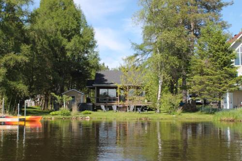Saint-Georges-de-Windsor Ski Chalet | Waterfront & Spa - Le Petit Georges