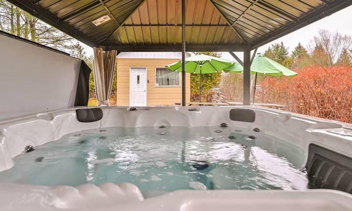 Chertsey House | Waterfront Villa | Spa | BBQ | Pool Table | Peaceful Escape