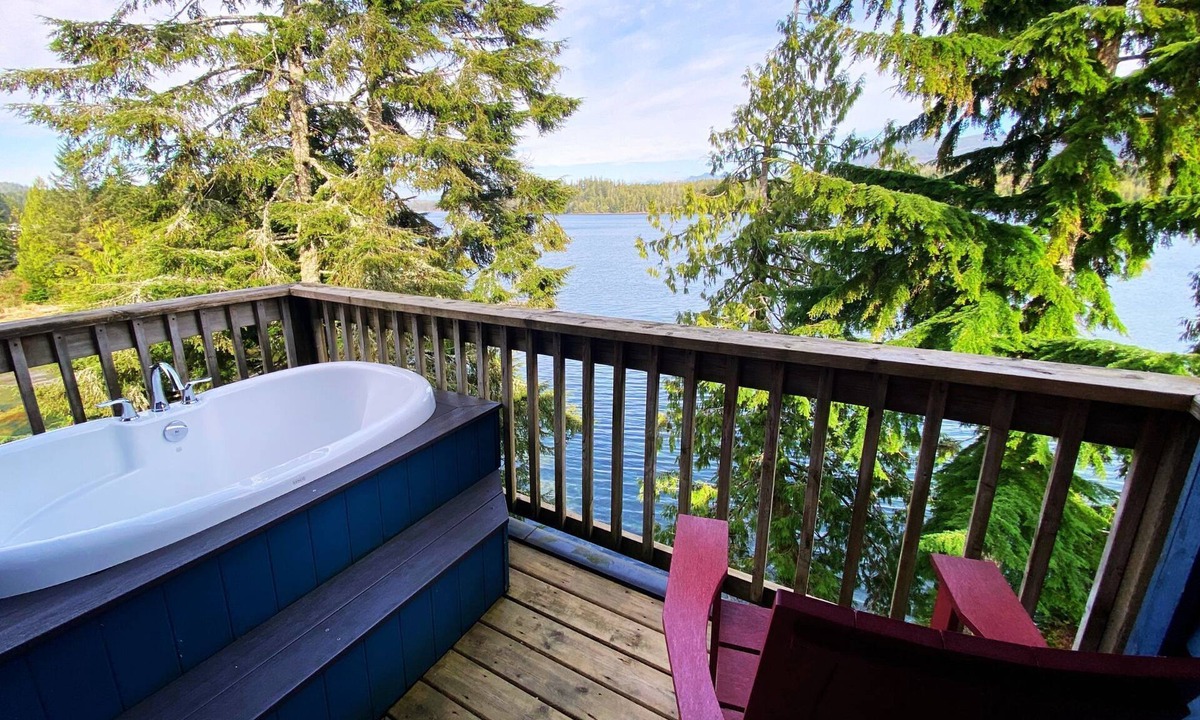 Ucluelet Hotel | Waters Edge Shoreside Suites