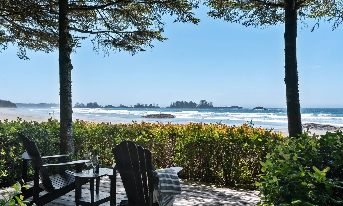 Tofino House | Waves End- Chesterman Beach, hot tub, views!