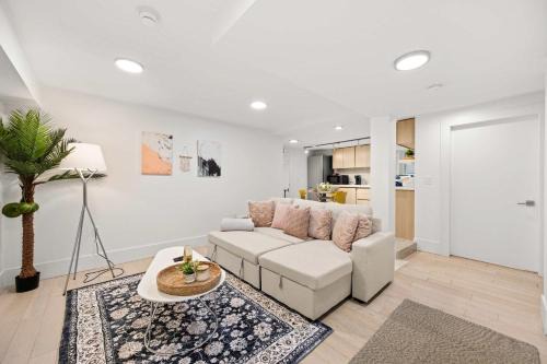 West End Apartment | West End Downtown Walk to Beach & Shops